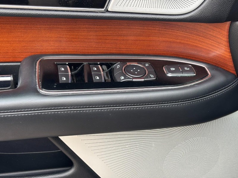 Lincoln Navigator Vehicle Full-screen Gallery Image 18