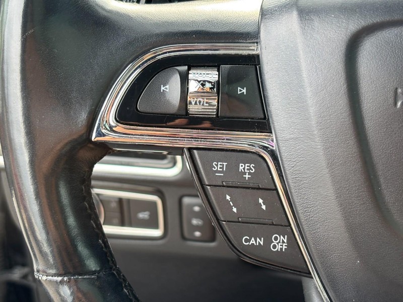 Lincoln Navigator Vehicle Full-screen Gallery Image 19
