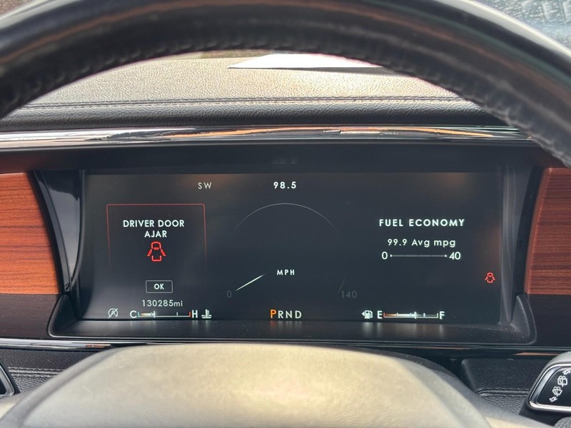 Lincoln Navigator Vehicle Full-screen Gallery Image 21