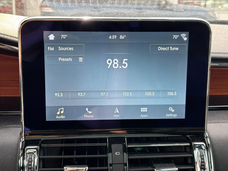 Lincoln Navigator Vehicle Full-screen Gallery Image 22