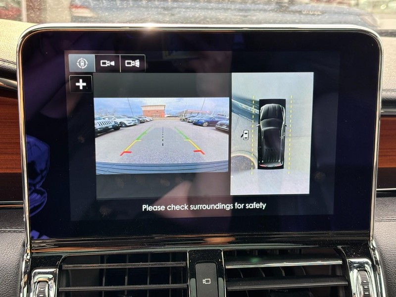 Lincoln Navigator Vehicle Full-screen Gallery Image 24