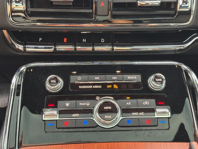 Lincoln Navigator Vehicle Full-screen Gallery Image 25