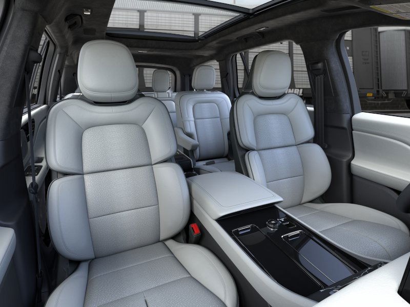 Lincoln Aviator Vehicle Full-screen Gallery Image 11