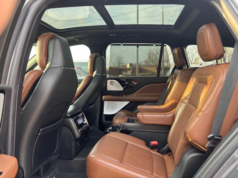Lincoln Aviator Vehicle Full-screen Gallery Image 12