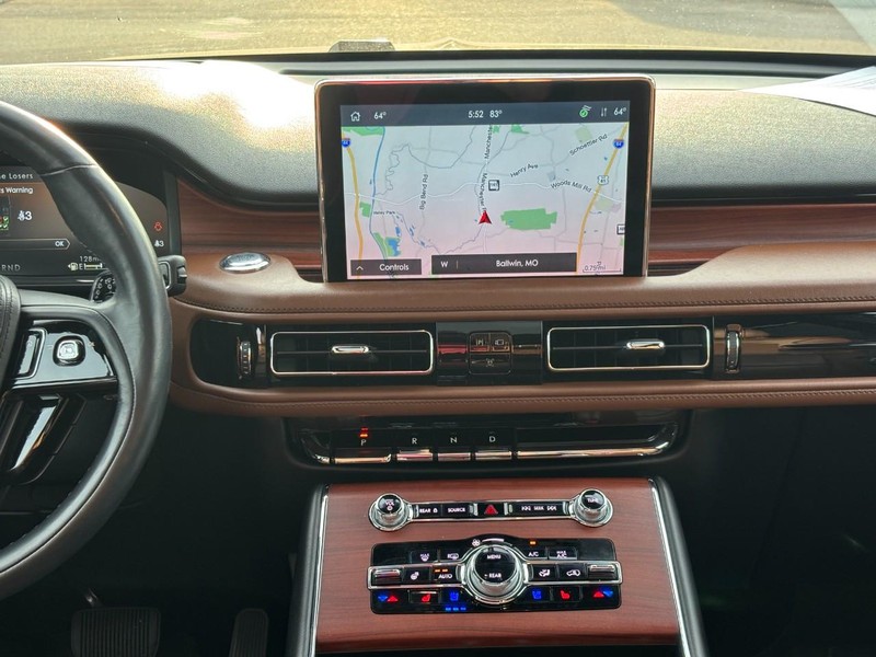 Lincoln Aviator Vehicle Full-screen Gallery Image 15