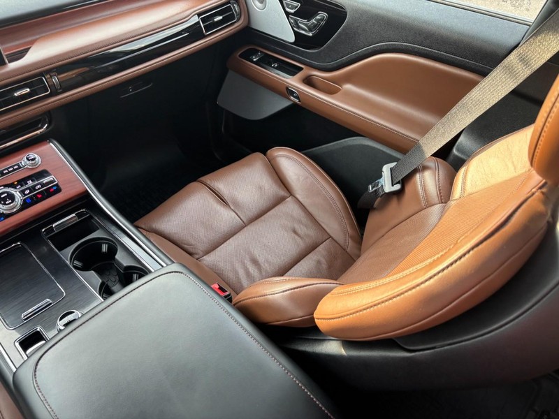 Lincoln Aviator Vehicle Full-screen Gallery Image 16