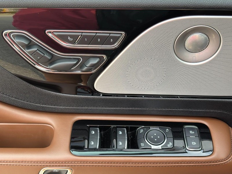 Lincoln Aviator Vehicle Full-screen Gallery Image 17