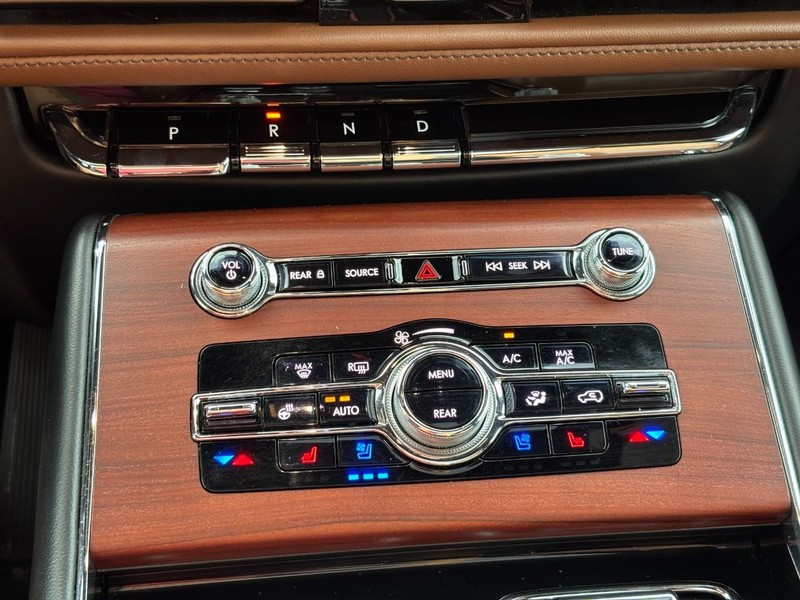 Lincoln Aviator Vehicle Full-screen Gallery Image 23