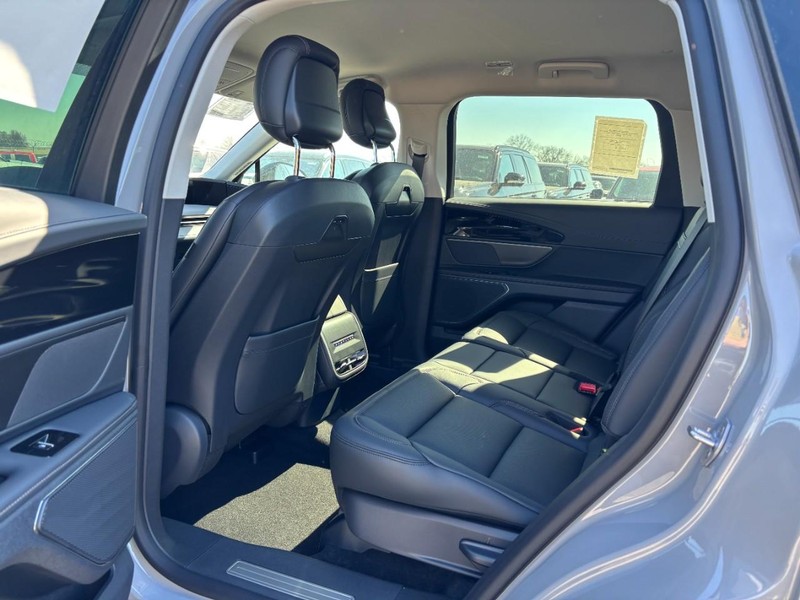 Lincoln Nautilus Vehicle Full-screen Gallery Image 11