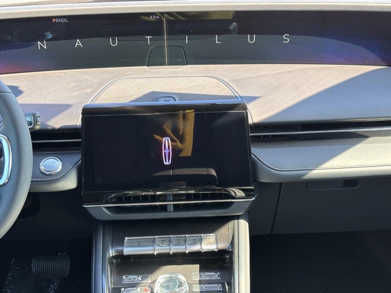 Lincoln Nautilus Vehicle Full-screen Gallery Image 14