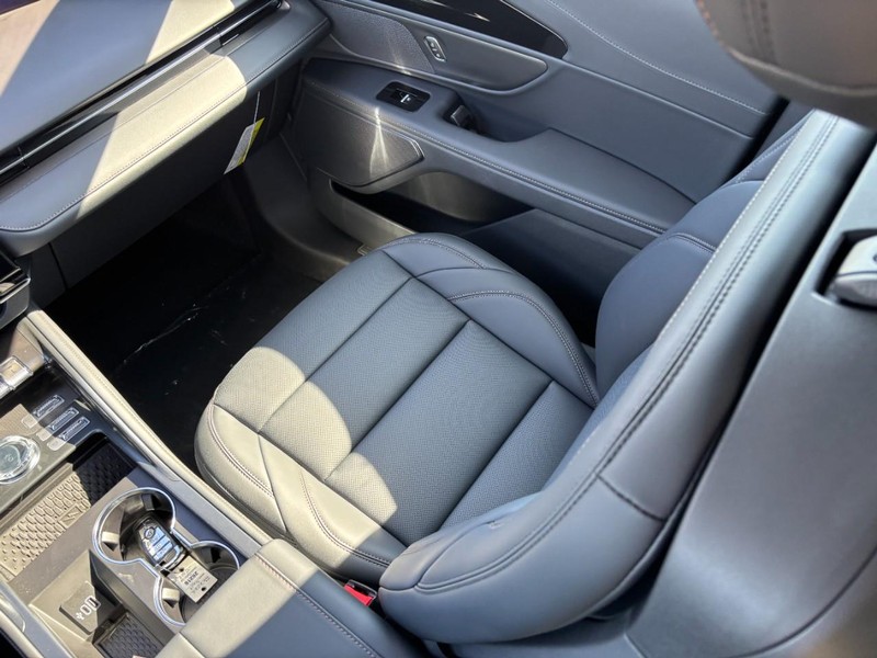 Lincoln Nautilus Vehicle Full-screen Gallery Image 15