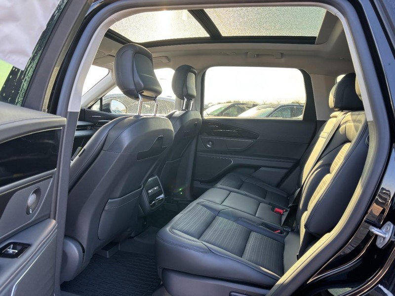 Lincoln Nautilus Vehicle Full-screen Gallery Image 11