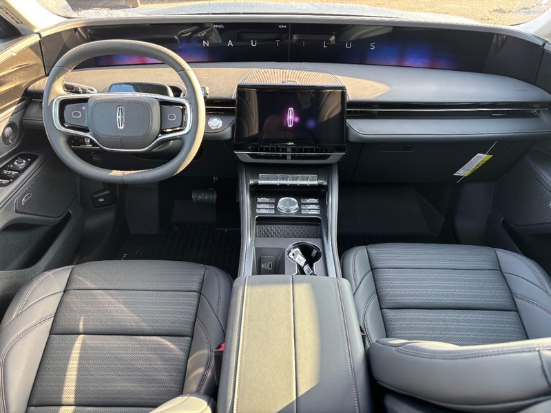 Lincoln Nautilus Vehicle Full-screen Gallery Image 12