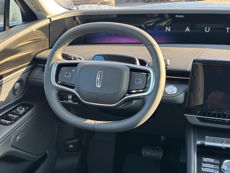 Lincoln Nautilus Vehicle Full-screen Gallery Image 13