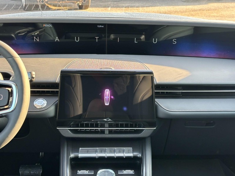 Lincoln Nautilus Vehicle Full-screen Gallery Image 14