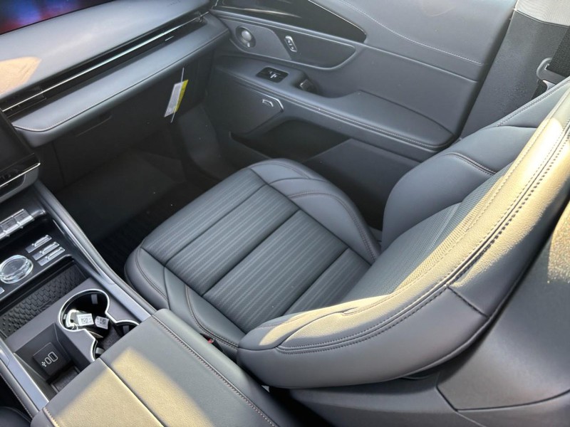 Lincoln Nautilus Vehicle Full-screen Gallery Image 15