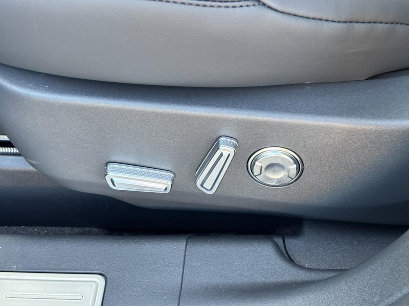 Lincoln Nautilus Vehicle Full-screen Gallery Image 16