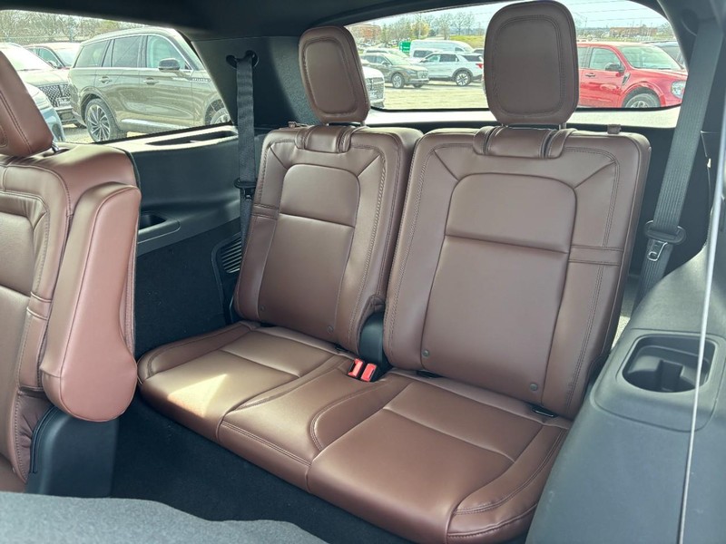 Lincoln Aviator Vehicle Full-screen Gallery Image 11