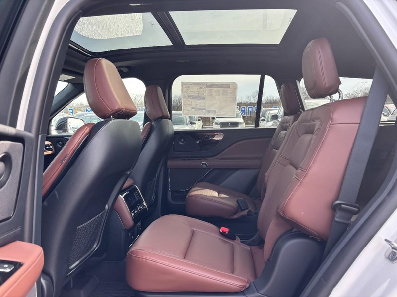 Lincoln Aviator Vehicle Full-screen Gallery Image 12