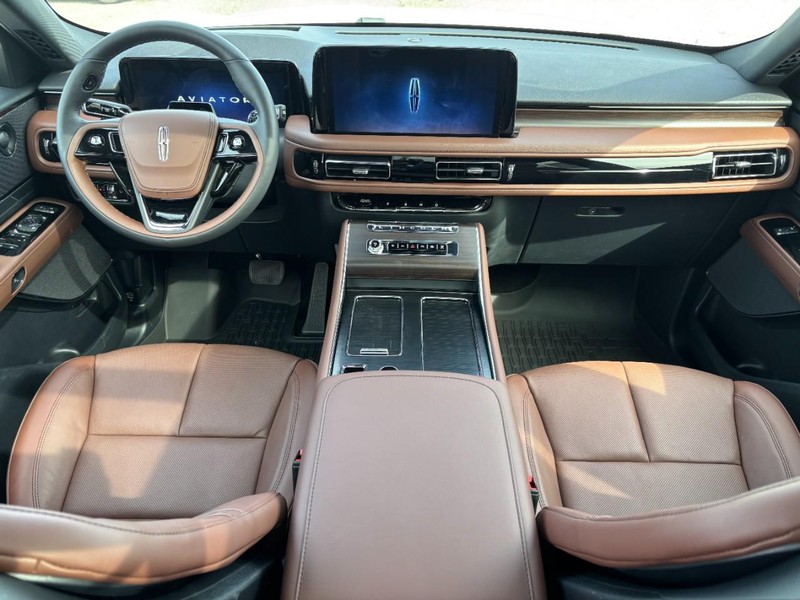 Lincoln Aviator Vehicle Full-screen Gallery Image 13