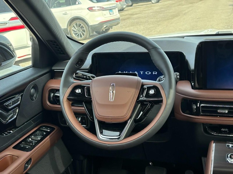 Lincoln Aviator Vehicle Full-screen Gallery Image 14