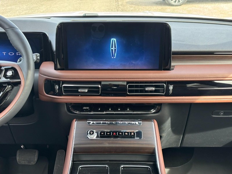 Lincoln Aviator Vehicle Full-screen Gallery Image 15