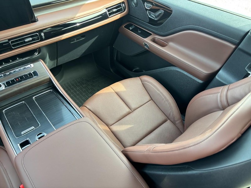Lincoln Aviator Vehicle Full-screen Gallery Image 16