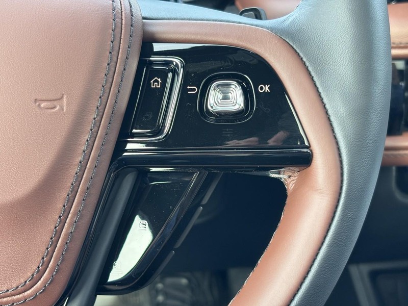 Lincoln Aviator Vehicle Full-screen Gallery Image 20