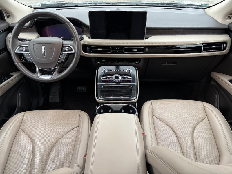 Lincoln Nautilus Vehicle Full-screen Gallery Image 12