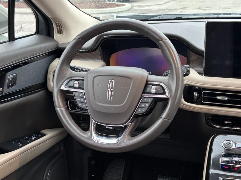 Lincoln Nautilus Vehicle Full-screen Gallery Image 13