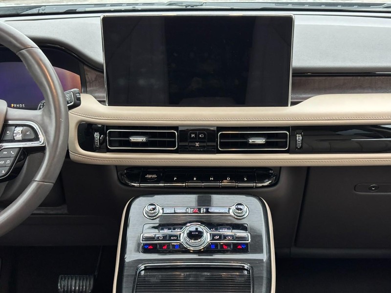 Lincoln Nautilus Vehicle Full-screen Gallery Image 14