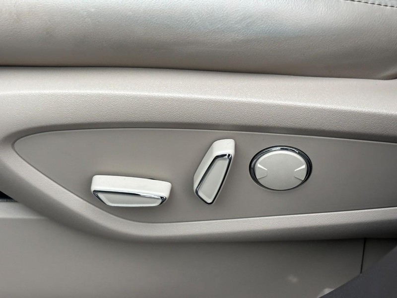 Lincoln Nautilus Vehicle Full-screen Gallery Image 16