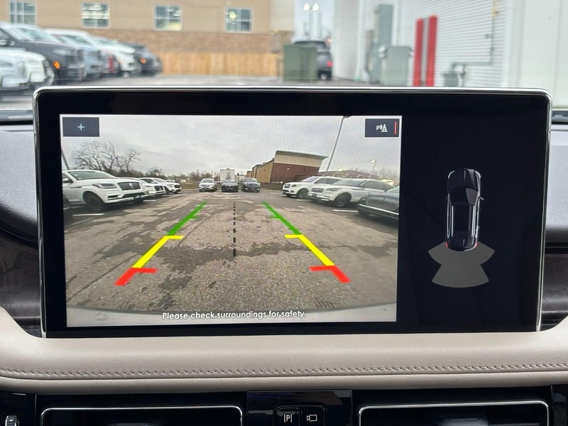 Lincoln Nautilus Vehicle Full-screen Gallery Image 24