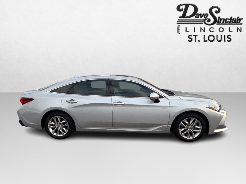 Toyota Avalon Vehicle Full-screen Gallery Image 02