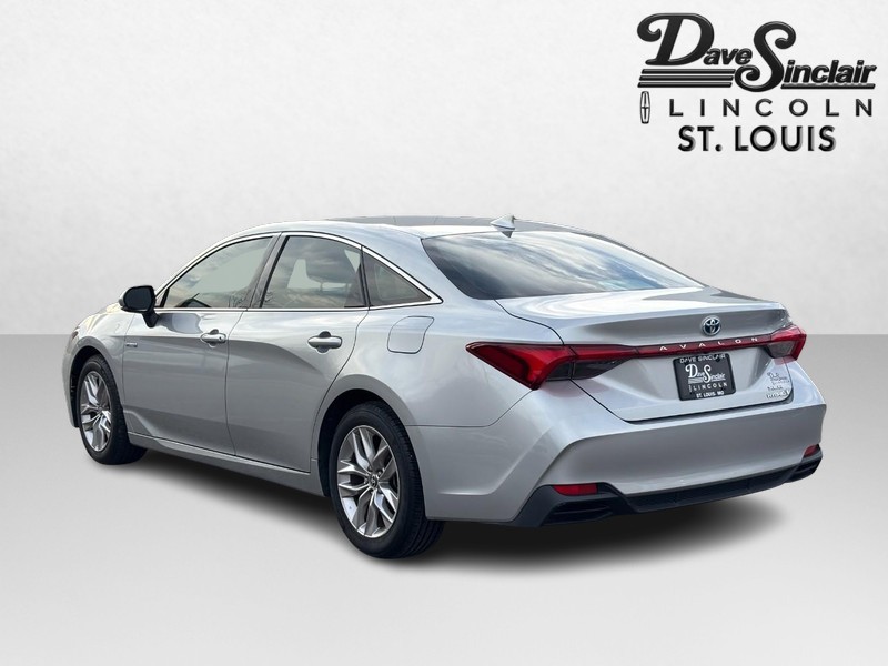 Toyota Avalon Vehicle Full-screen Gallery Image 05