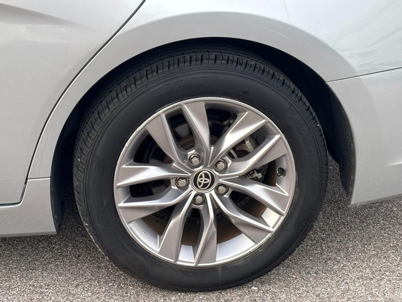 Toyota Avalon Vehicle Full-screen Gallery Image 10