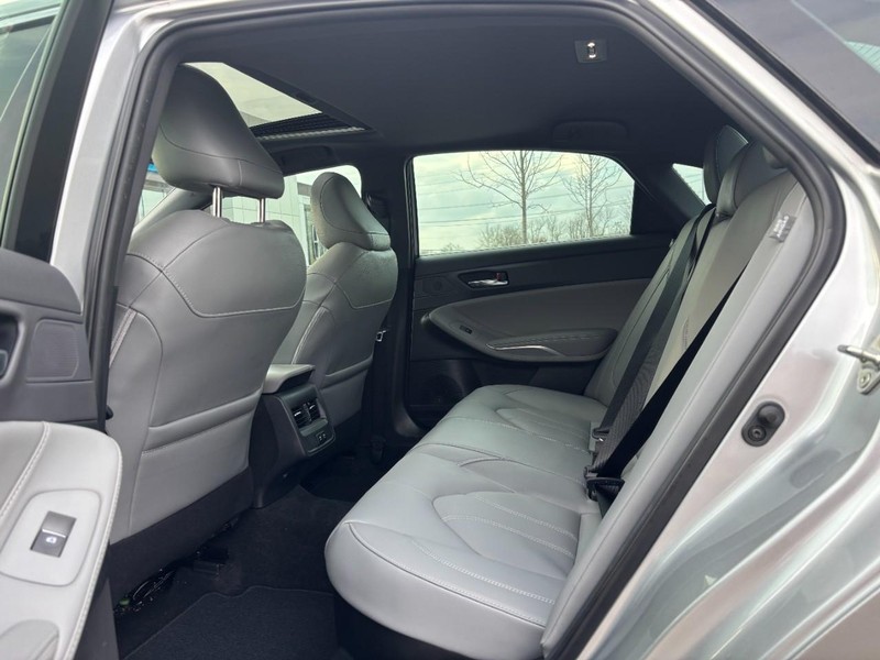 Toyota Avalon Vehicle Full-screen Gallery Image 11