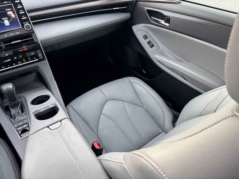 Toyota Avalon Vehicle Full-screen Gallery Image 15