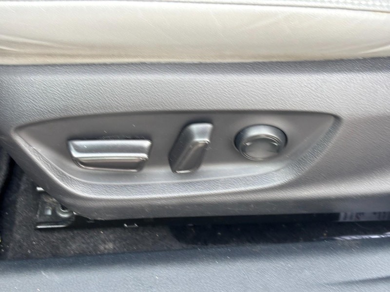 Toyota Avalon Vehicle Full-screen Gallery Image 16