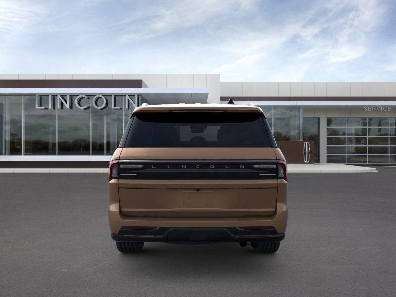 Lincoln Navigator L Vehicle Full-screen Gallery Image 05