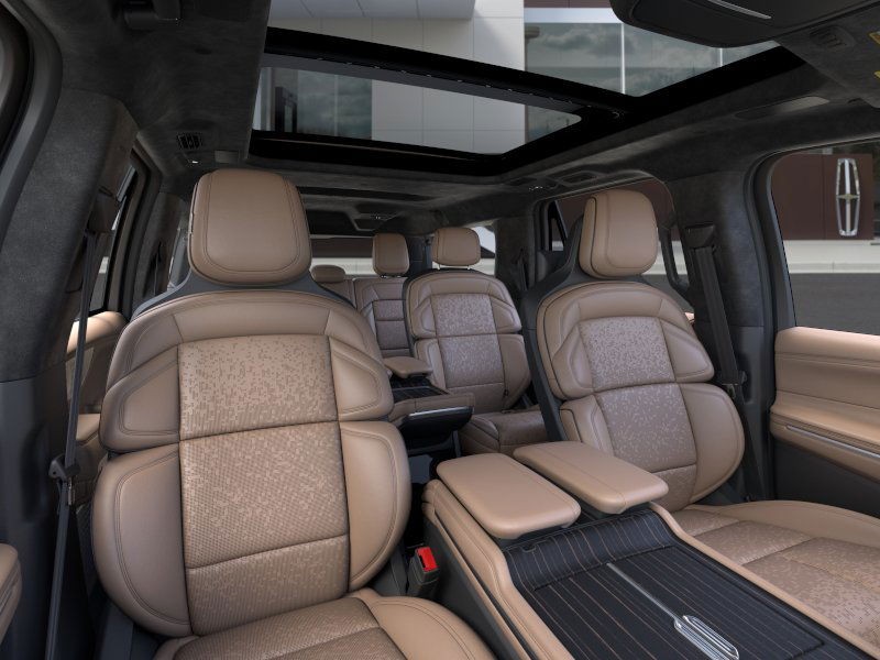 Lincoln Navigator L Vehicle Full-screen Gallery Image 11