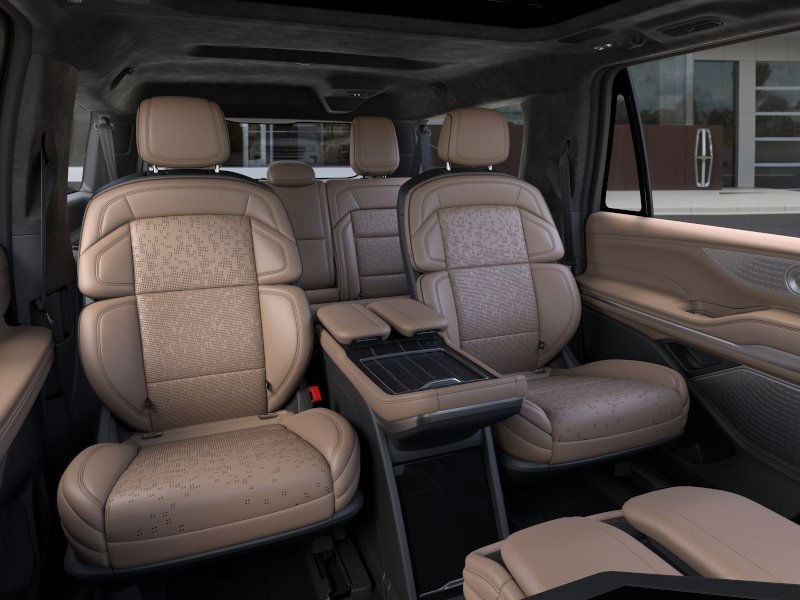Lincoln Navigator L Vehicle Full-screen Gallery Image 12
