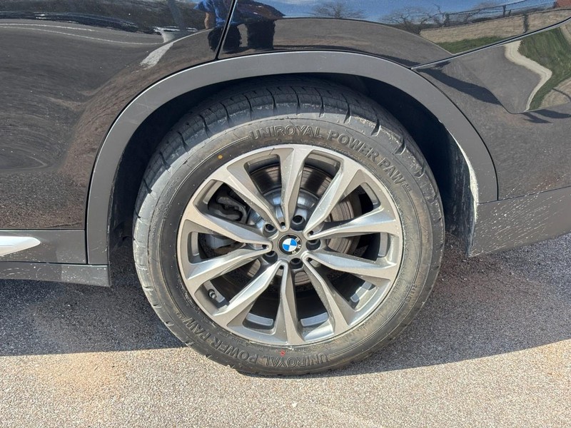 BMW X3 Vehicle Full-screen Gallery Image 09