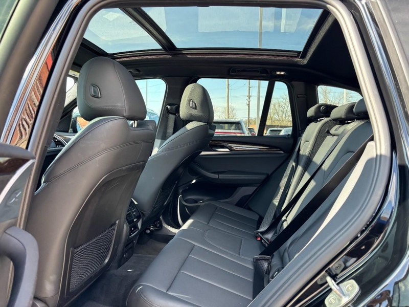 BMW X3 Vehicle Full-screen Gallery Image 10