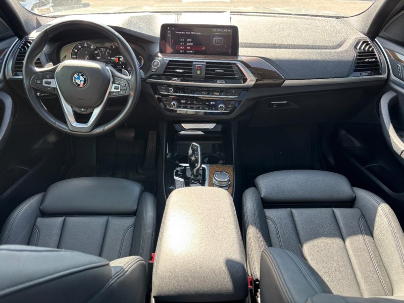 BMW X3 Vehicle Full-screen Gallery Image 11