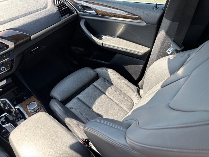 BMW X3 Vehicle Full-screen Gallery Image 14