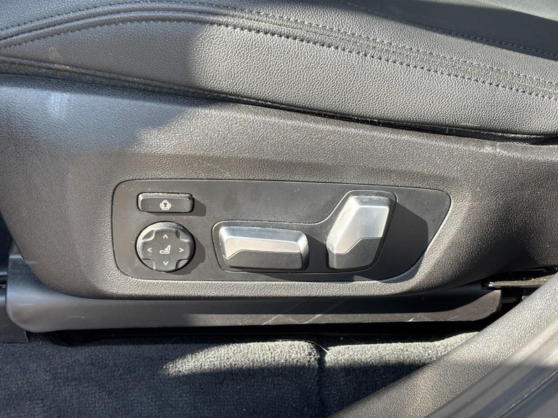 BMW X3 Vehicle Full-screen Gallery Image 15