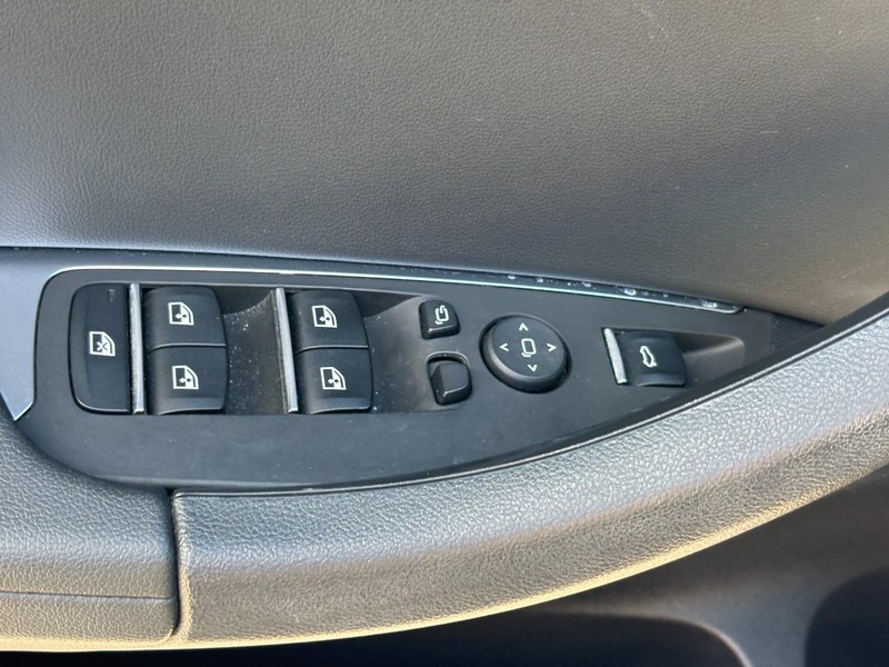 BMW X3 Vehicle Full-screen Gallery Image 16