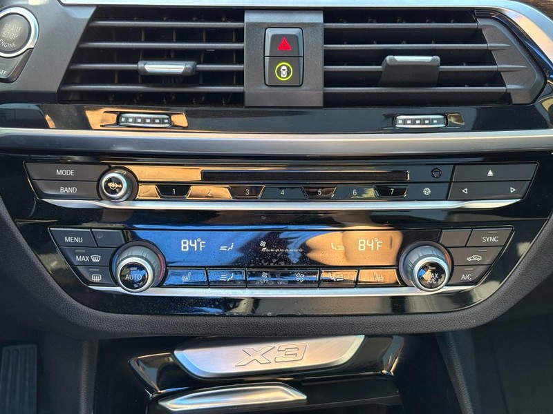 BMW X3 Vehicle Full-screen Gallery Image 22