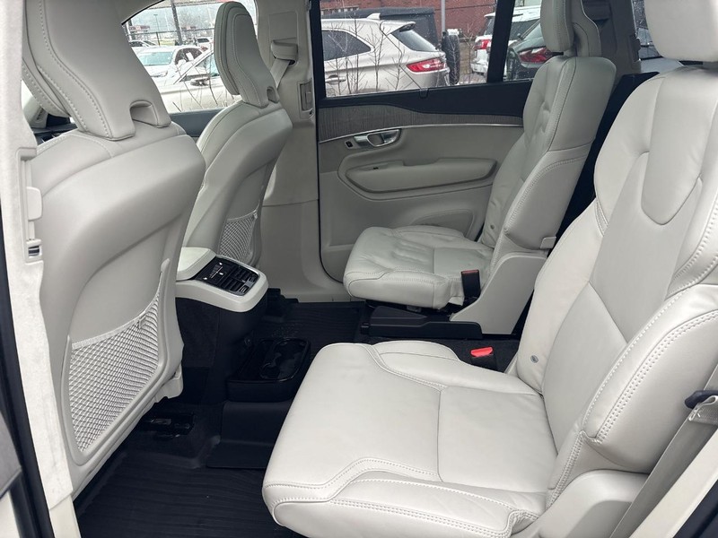 Volvo XC90 Vehicle Full-screen Gallery Image 06